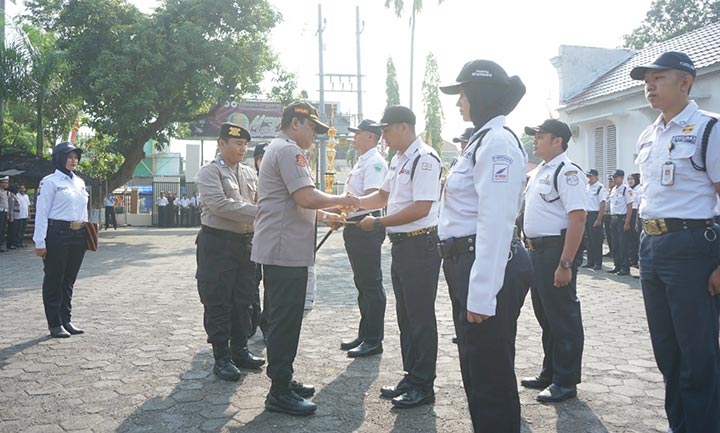 Kapolres Probolinggo Kota AKBP Ambariyadi Wijaya saat memberikan penghargaan kepada satpam berprestasi.
