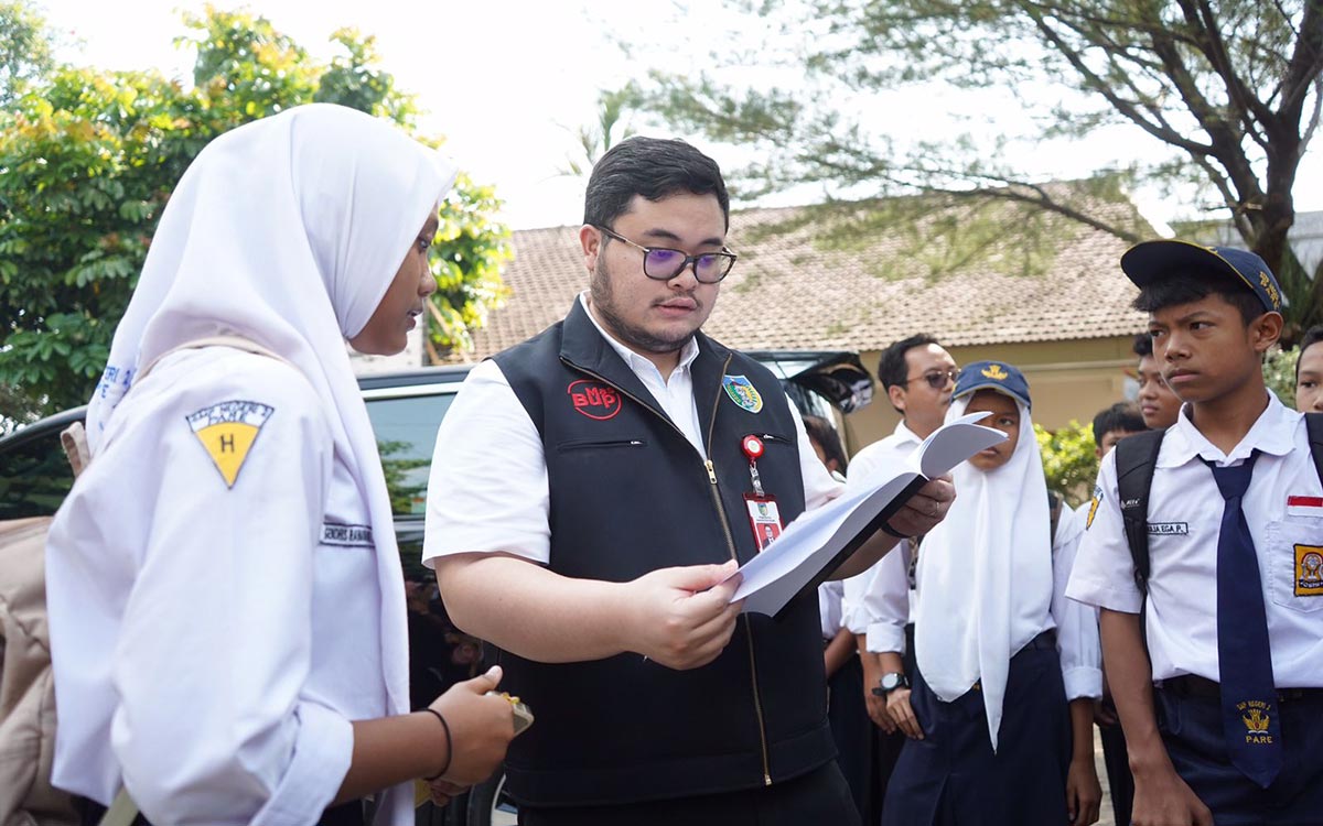 Bupati Kediri Hanindhito Himawan Pramana saat berdialog dengan salah satu siswi SMP Negeri 2 Pare. Foto: Ist.