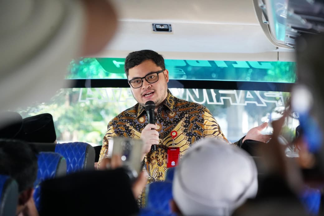 Bupati Kediri Hanindhito Himawan Pramana saat menyapa calon jamaah haji di dalam Bus. (Ist).