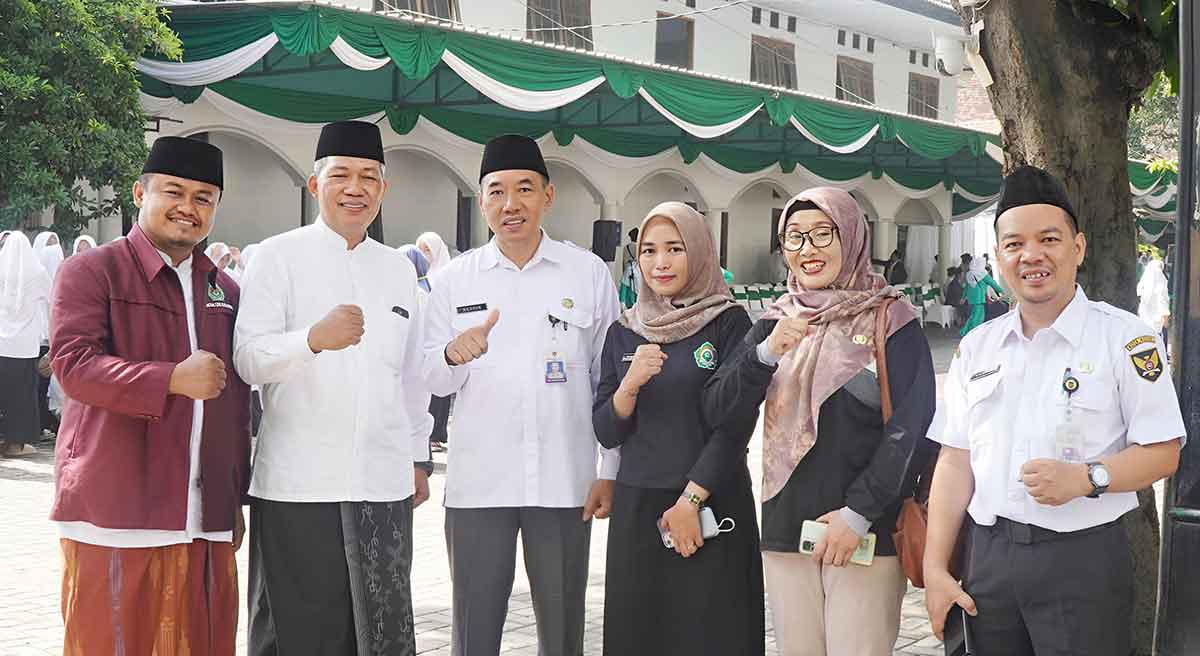 Ketua Pemuda LDII Kota Kediri, Asyhari Eko Prayitno (kiri) dan Ketua DPD LDII Kota Kediri, Agung Riyanto (nomor 2 dari kiri) usai upacara. Foto: Ist