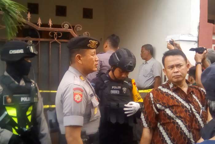 Tim Gegana usai melakukan pemeriksaan. foto: SOFFAN/ BANGSAONLINE
