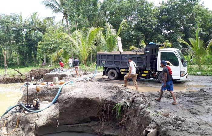Petugas saat mengamankan perlengkapan mekanik para pelaku. 