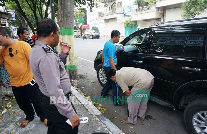 Petugas melakukan olah TKP di Jl Gus Dur Jombang. foto: RONY S/ BANGSAONLINE