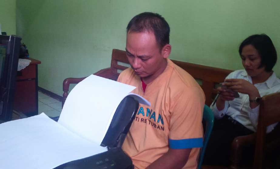 Tersangka Arizal Albad tertunduk lesu saat dimintai keterangan di Mapolres Tuban. foto: suwandi/ BANGSAONLINE