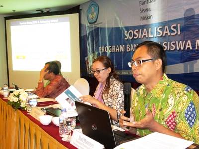 ?Budi Priantoro (kanan), Dyah Larasati, Sastra Juanda saat sosialisasi BSM 2014. foto : nisa/bangsaonline