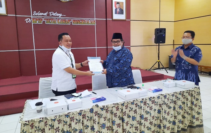 Direktur Pupuk dan Pestisida Kementerian Pertanian, Muh. Hatta menyerahkan berita acara kesepakatan penyaluran pupuk secara simbolis kepada Ketua Komisi II DPRD Kabupaten Pasuruan, Joko Cahyono.