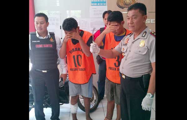 Kapolsek Sukolilo menunjukkan celurit, senjata milik begal. foto: rusmiyanto/BANGSAONLINE
