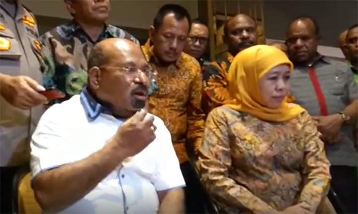 Gubernur Papua Lukas Enembe didampingi Gubernur Jatim Khofifah Indar Parawansa.