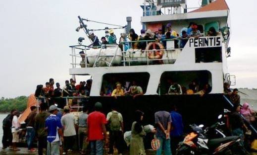 BERDESAKAN. Kapal yang menyebrangkan warga kepulauan selalu penuh sesak. (foto: faisal/BANGSAONLINE)
