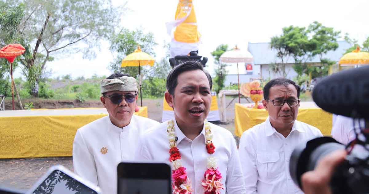 Bupati Jember saat memberi keterangan ke awak media.