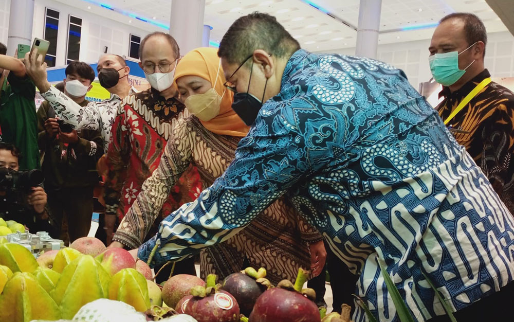 Gubernur Jatim Khofifah Indar Parawansa bersama Waketum Bid Organisasi, Hukum, dan Komunikasi Kadin Indonesia dan Ketua Kadin Jatim saat mengunjungi stand pameran Foto: DEVI FITRI AFRIYANTI/ BANGSAONLINE