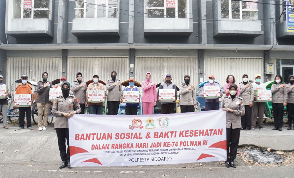 Polwan Sidoarjo Blusukan Bagikan Sembako dan Gelar Vaksinasi di Desa Pesisir