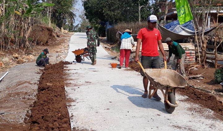 Bahu Membahu Lakukan Penimbunan Tanah di Sela-sela Pinggiran Jalan