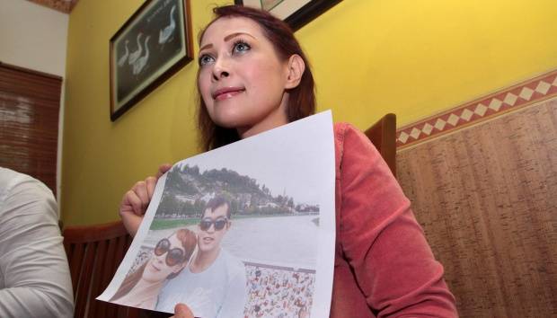 Riana Rara Kalsum menunjukkan fotonya bersama anak Deddy Mizwar, Zulfikar Rakita Dewa dalam jumpa pers di Jakarta, 21 Januari 2015. Janda berumur 40 tahun tersebut meminta pertanggung jawaban Zulfikar Rakita Dewa karena telah melakukan tindakan pelecehan seksual. TEMPO/M IQBAL ICHSAN