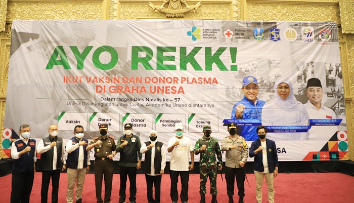 Vaksinasi Unesa dihadiri Gubernur Khofifah beserta Forkopimda Jatim, yang juga didampingi Wali Kota Surabaya Eri Cahyadi.