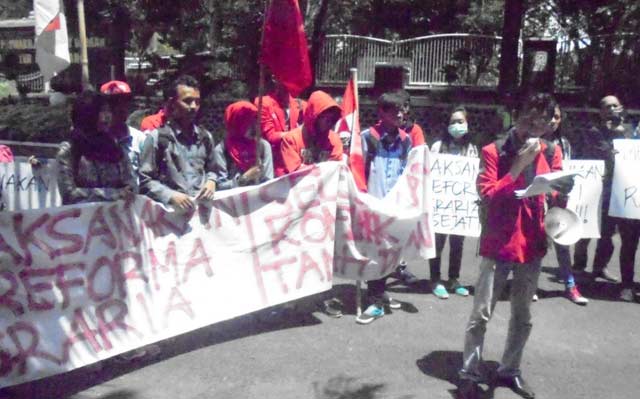 Massa GMNI gelar aksi demo di DPRD dan kantor Bupati Banyuwangi.