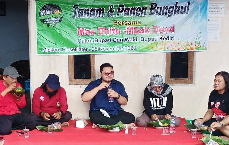 Pasangan Cabup-Cawabup, Hanindhito Himawan Pramana dan Dewi Mariya Ulfa saat menyapa kelompok tani di Dusun Mipitan, Desa Plosolor, Kecamatan Plosoklaten, Kabupaten Kediri, Rabu (25/11). 