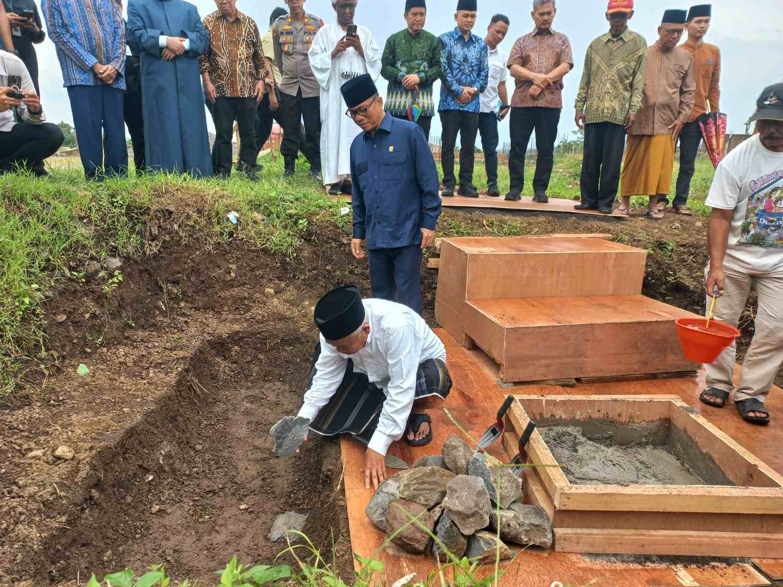  Prof Dr KH Asep Saifuddin Chalim, MA dan Mendes dan PDT Yandri Susanto saat melakukan peletakan batu pertama  pengembangan Gedung Universitas KH Abdul Chalim di Pacet Mojokerto, Ahad (21/12/2025). Foto: Ais/bangsaonline