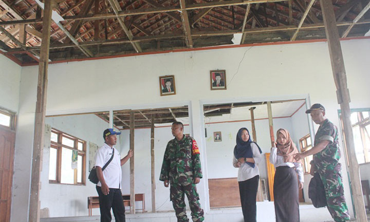 Plafon SDN Mojoseto yang runtuh dan sudah tidak difungsikan untuk belajar mengajar. foto: BAMBANG/ BANGSAONLINE