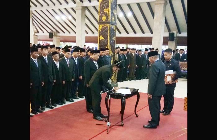 Bupati Malang Rendra Kresna saat melantik para Kepala Sekolah TK, SD dan SMP serta melantik koordinator pengawas sekolah di 33 Kecamatan di Pendopo Kabupaten Malang, Rabu (3/12). 