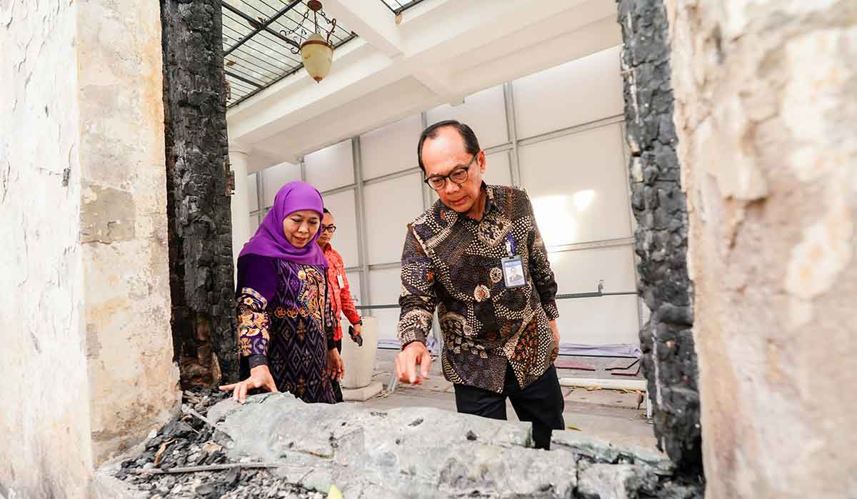 Gubernur Khofifah saat meninjau kerusakan Gedung Negara Grahadi, Surabaya. 