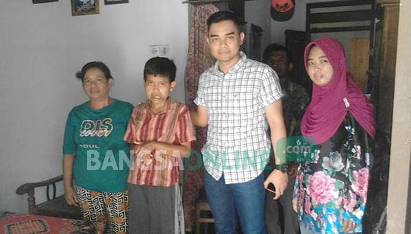 Rahmadi Yogiantoro saat menjenguk penderita kaki gajah asal desa Wonorejo kecamatan Wates, Kabupaten Kediri. foto: arif kurniawan/ BANGSAONLINE