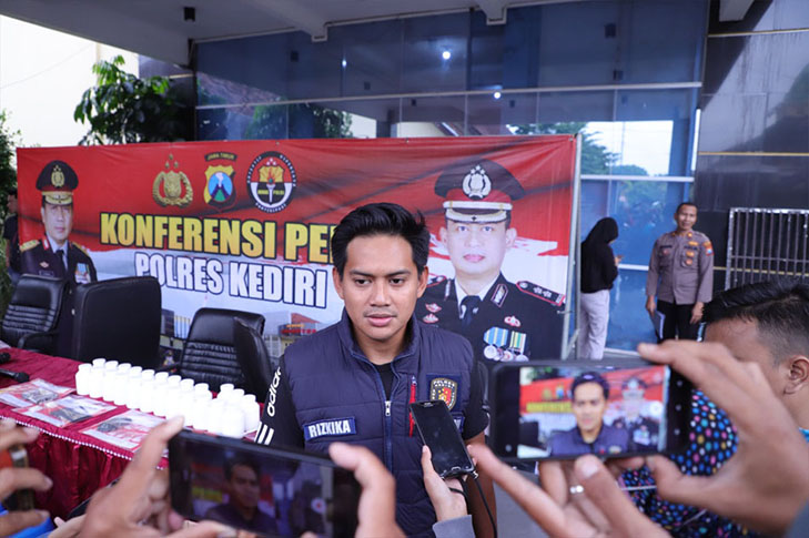 Kasat Reskrim Polres Kediri AKP Rizkika Atmadha Putra saat memberi keterangan kepada wartawan