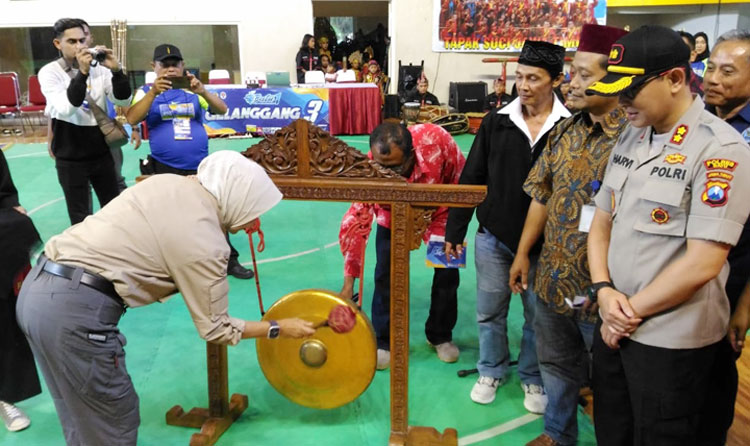 Wali Kota Batu Dewanti Rumpoko saat membuka Kejurnas Pencak Silat piala Kemenpora di GOR Gajah Mada Kota Batu.
