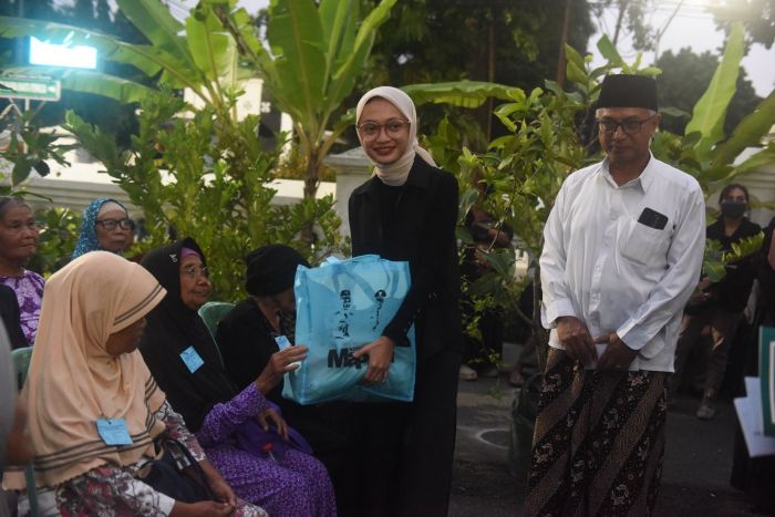 Vinanda bersama Gus Qowim saat membagikan paket sembako lebaran. (Ist).