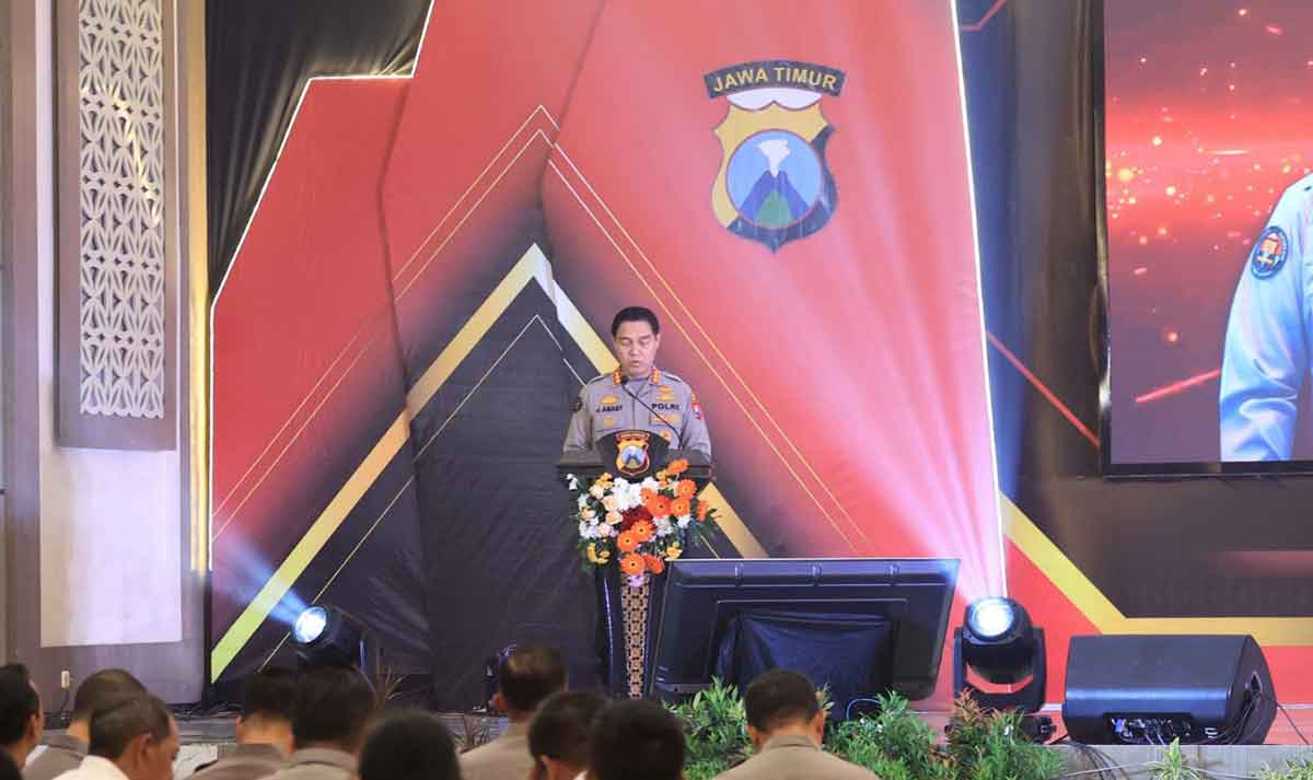 Kabid Humas Polda Jatim saat memberi sambutan.