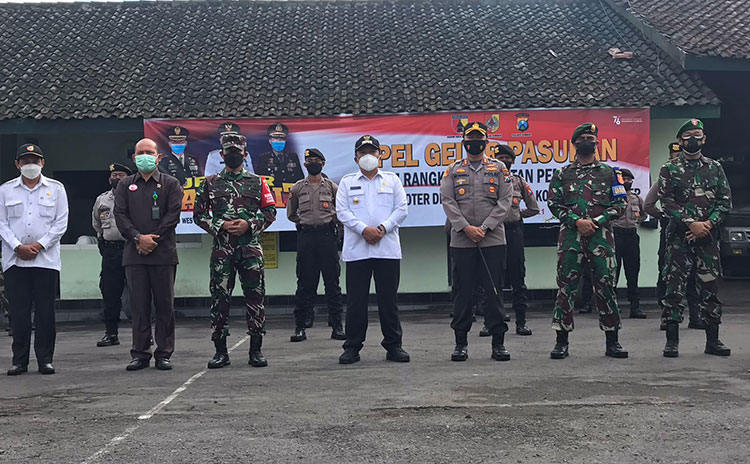 Apel persiapan penjemputan warga isoman ke isoter di Makodim 0824, Rabu (18/8/2021). (foto: ist)