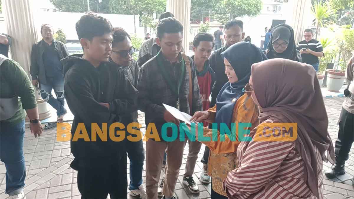 Massa aksi yang tergabung dalam HMI saat demo di DPRD Kota Probolinggo. Foto: SUGIANTO/BANGSAONLINE