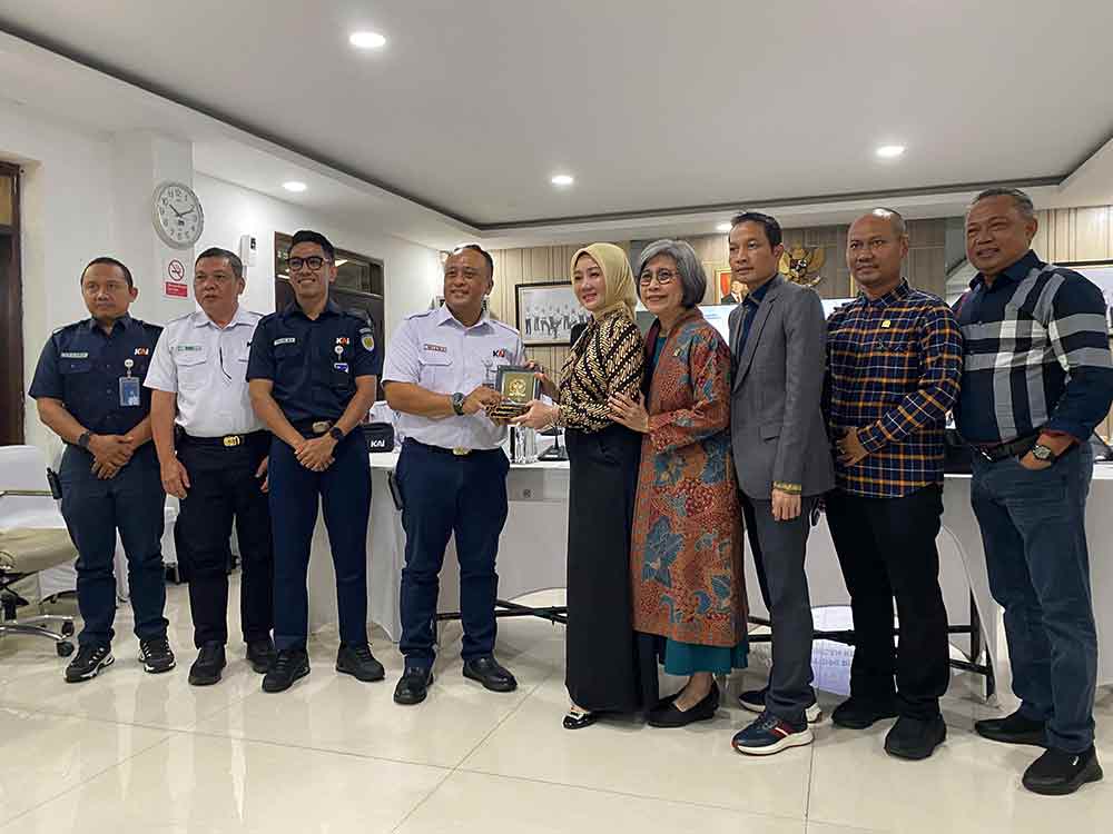Wakil Ketua BURT DPR RI, Indah Kurnia, menyerahkan cinderamata kepada Kepala Stasiun Pasar turi, Wisnu Pamudyo, Executive Vice President (EVP) KAI Daop 8. (Ist)