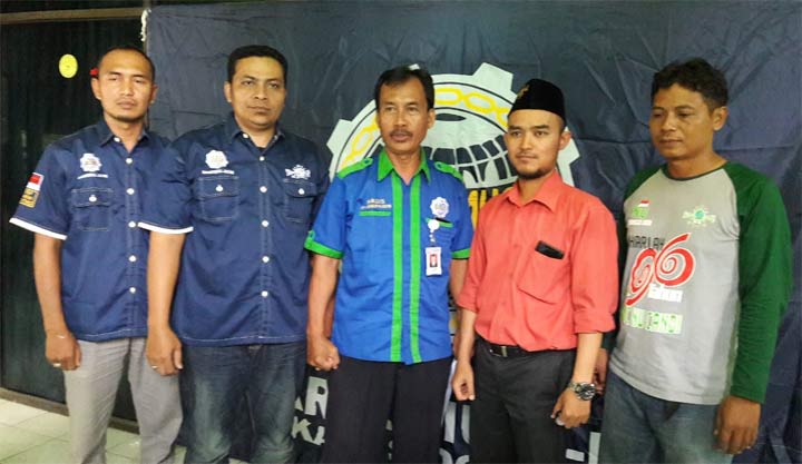 RAPATKAN BARISAN: Pengurus Sarbumusi Sidoarjo usai rapat pengerahan massa aksi May Day menuju Grahadi, di Kantor DPC Sarbumusi Sidoarjo, Selasa (30/4). foto: ist