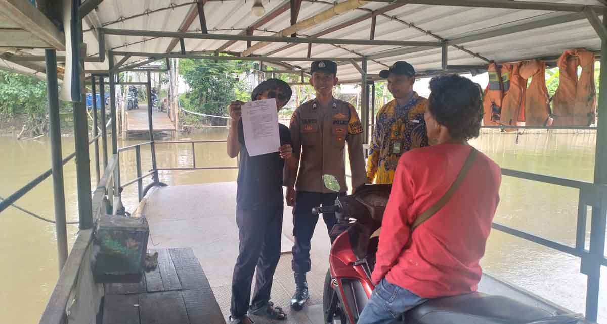 Bhabinkamtibmas Desa Krembangan, Polsek Taman, Briptu Dicky, bersama perangkat desa memberikan imbauan kepada pemilik dan operator perahu penyeberangan.
