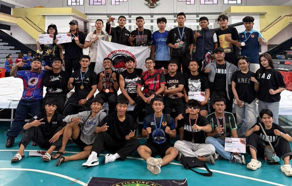 Para pendekar binaan PAC Pagar Nusa Kecamatan Kanor, Bojonegoro, foto bersama usai tampil di IBCA MMA se-Jawa Timur Piala Wali Kota Surabaya 2026.