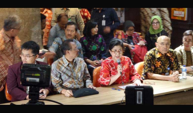 Menkes Nila F. Moeloek didampingi sejumlah asosiasi bidang kesehatan menggelar jumpa pers terkait perkembangan penanggulangan Vaksin palsu di Kementerian Kesehatan, Kuningan, Jakarta Selatan, Selasa (19/7).