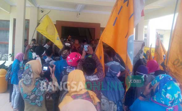 Massa PMII saat menggelar aksi demo di depan gedung DPRD Bojonegoro. Foto: eky nurhadi/ BANGSAONLINE