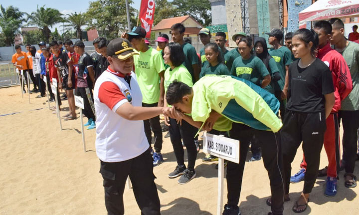 Wakapolresta Sidoarjo AKBP M. Anggi Naulifar Siregar menyalami peserta Kejurprov Junior Bola Voli Pasir tahun 2019