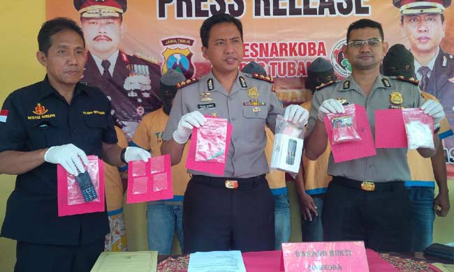 Kapolres Tuban saat menunjukkan sabu-sabu yang disita dari empat tersangka. foto: SUWANDI/ BANGSAONLINE