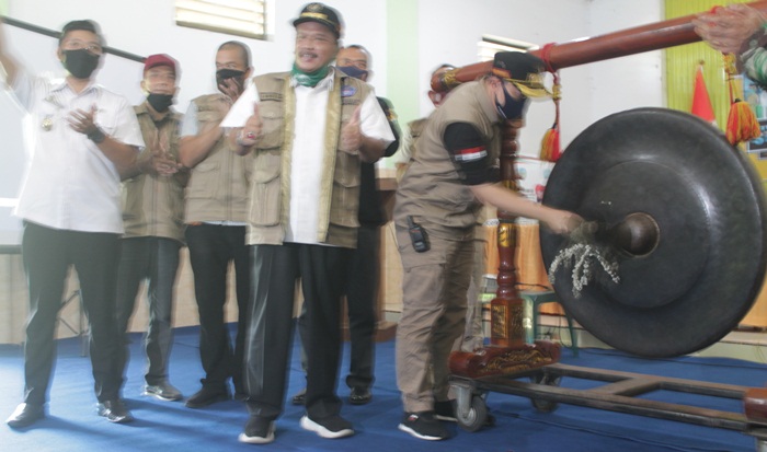 Bupati Nganjuk Novi Rahman Hidayat memukul gong tanda peresmian Kampung Tangguh yang ada di Kelurahan Begadung. Foto: BAMBANG DJ/BANGSAONLINE