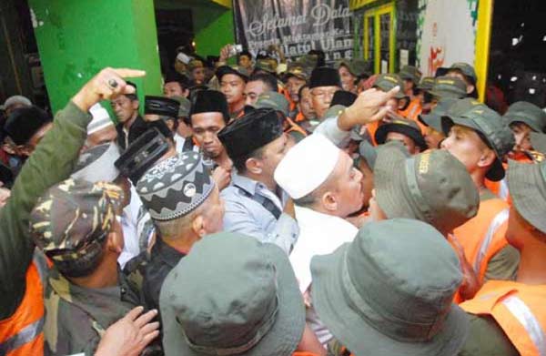 Tampak anggota Banser saling dorong dengan rombongan dari PWNU NTT saat proses registrasi, Jum