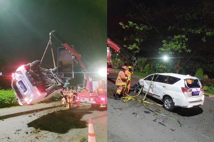 Mobil Toyota Innova sedang dievakuasi oleh petugas PMK Kota Surabaya.