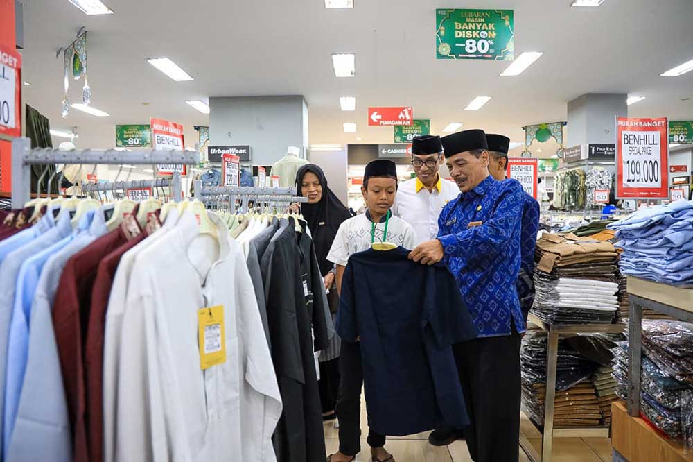 Asisten Pemerintahan dan Kesra Pemkot Kediri, Mandung Sulaksono saat menjadi Orang Tua Asuh Sehari mendampingi anak-anak yatim piatu berbelanja. (Ist)
