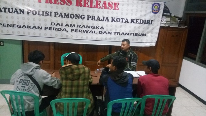 Keempat pemuda saat dimintai keterangan di Mako Satpol PP Kota Kediri. 
