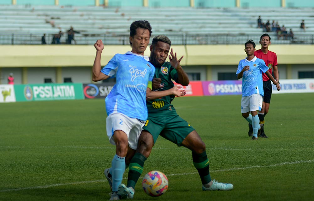 Pemain Persatu Tuban saat berupaya merebut bola yang dibawa oleh pemain Nganjuk Ladang.