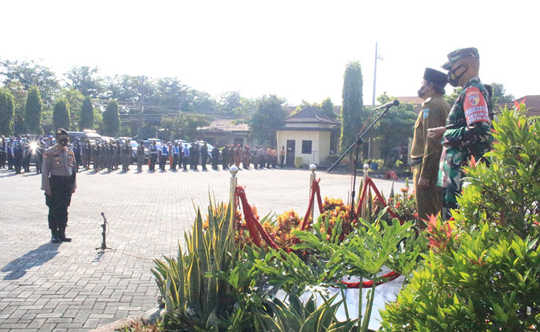 Bupati Pasuruan H. M. Irsyad Yusuf, S.E., M.M.A. Saat memimpin apel pasukan
bertempat di lapangan Apel Sarja Arya Racana Polres Pasuruan.