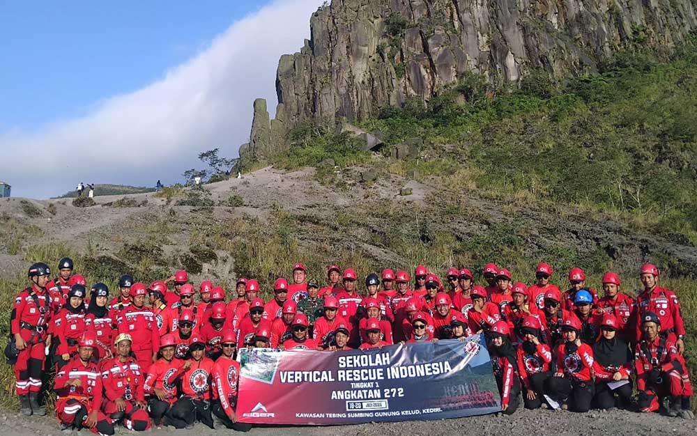 Peserta pelatihan di Sekolah Vertical Rescue Indonesia dengan latar belakang Gunung Sumbing di kawasan Gunung Kelud. Foto: Ist.