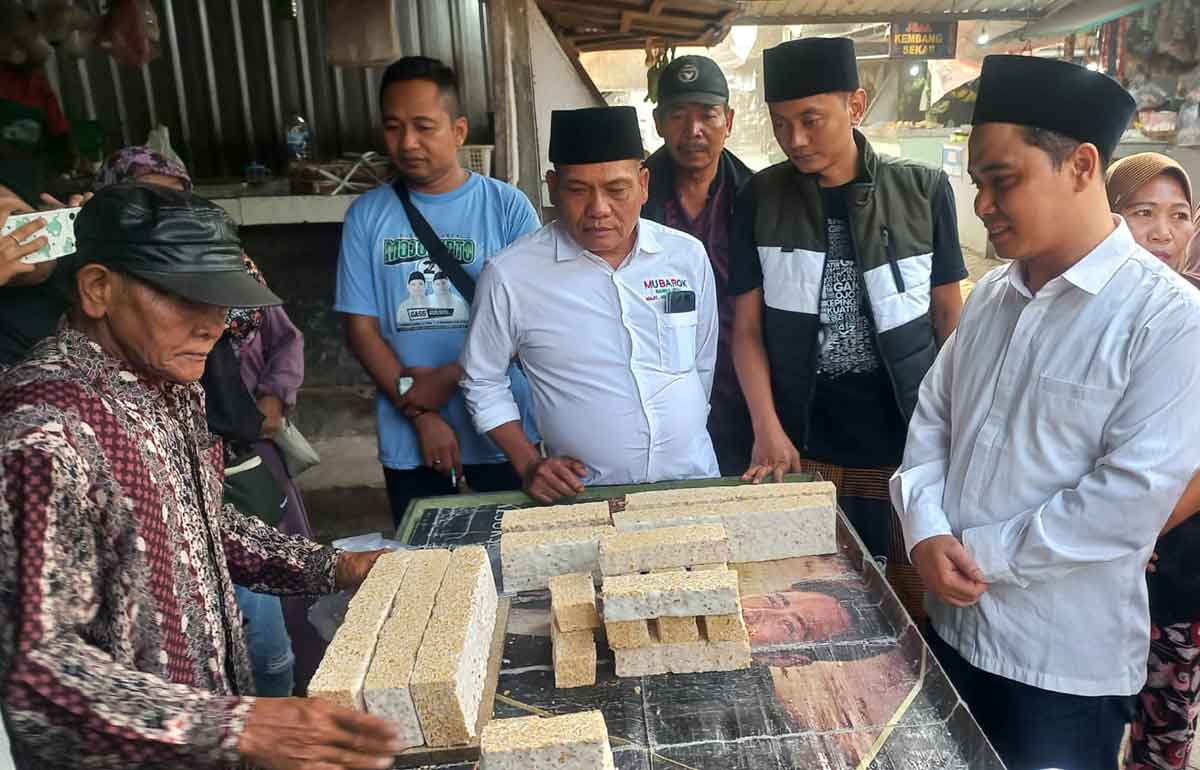 Antusias Masyarakat Sambut Gus Barra Borong Dagangan di Pasar Trawas