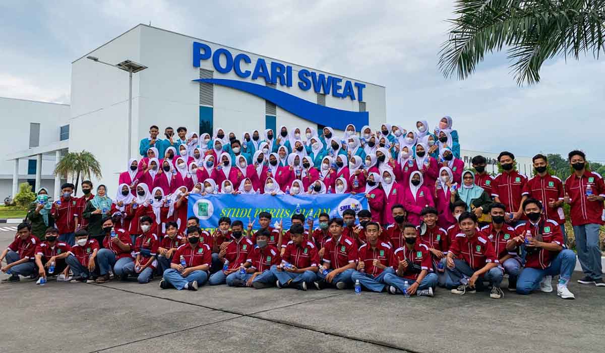 Siswa kelas X SMK Diponegoro Sidoarjo saat kunjungi PT Amerta Indah Otsuka. Foto: Ist